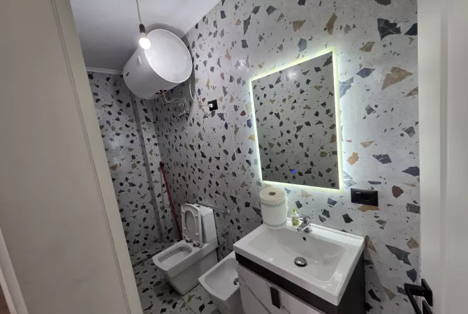 Shtepi ne shitje Apartament ne Tirane, 2+1, Mobilimi Bosh, pa mobiluar, Pagesa 155,000  Euro.