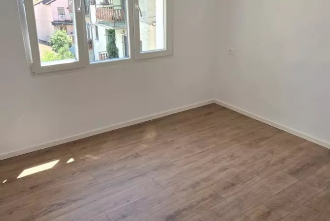 Shtepi ne shitje Apartament ne Tirane, 2+1, Mobilimi Bosh, pa mobiluar, Pagesa 169,000  Euro.