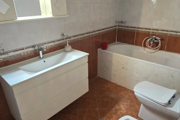 Shtepi ne shitje Apartament ne Tirane, 2+1, Mobilimi E mobiluar, Pagesa 375,000  Euro.