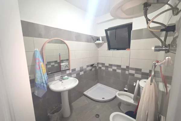 Shtepi ne shitje Apartament ne Tirane, 2+1, Mobilimi E mobiluar, Pagesa 135,000  Euro.