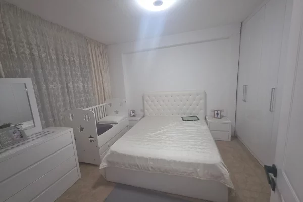Shtepi ne shitje Apartament ne Tirane, 2+1, Mobilimi E mobiluar, Pagesa 135,000  Euro.