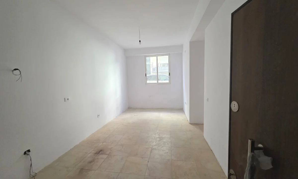Shtepi ne shitje Apartament ne Tirane, 1+1, Mobilimi Bosh, pa mobiluar, Pagesa 80,000  Euro.