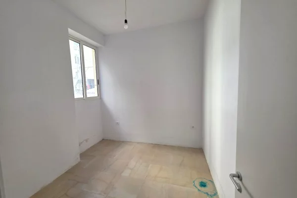 Shtepi ne shitje Apartament ne Tirane, 1+1, Mobilimi Bosh, pa mobiluar, Pagesa 80,000  Euro.