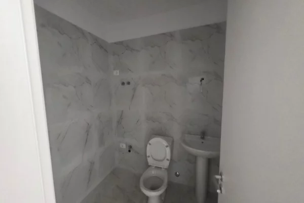 Shtepi ne shitje Apartament ne Tirane, 1+1, Mobilimi Bosh, pa mobiluar, Pagesa 80,000  Euro.