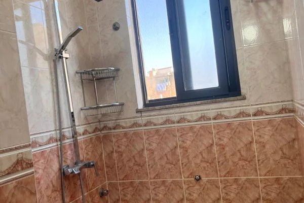 Shtepi me qera Apartament ne Tirane, 1+1, Mobilimi E mobiluar, Pagesa 400  Euro.