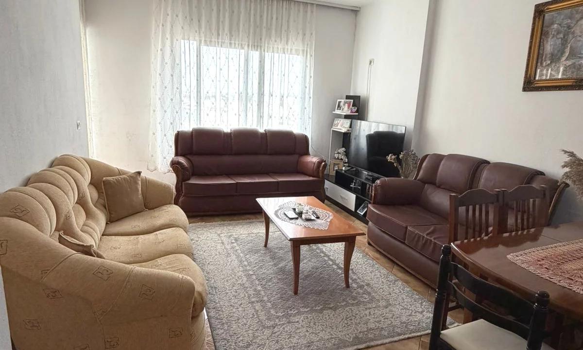 Shtepi ne shitje Apartament ne Tirane, 1+1, Mobilimi Pjeserisht e mobiluar, Pagesa 100,000  Euro.