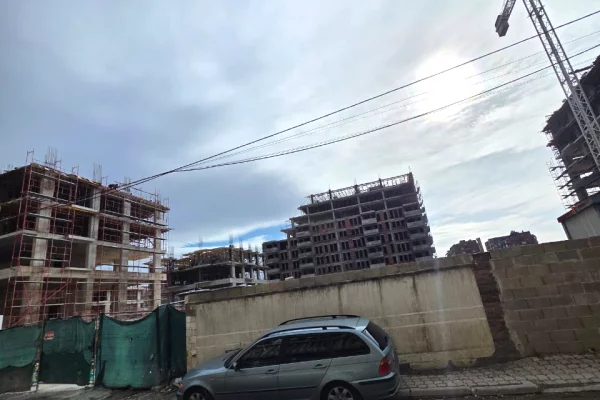 Shtepi ne shitje Apartament ne Tirane, 1+1, Mobilimi Bosh, pa mobiluar, Pagesa 90,000  Euro.