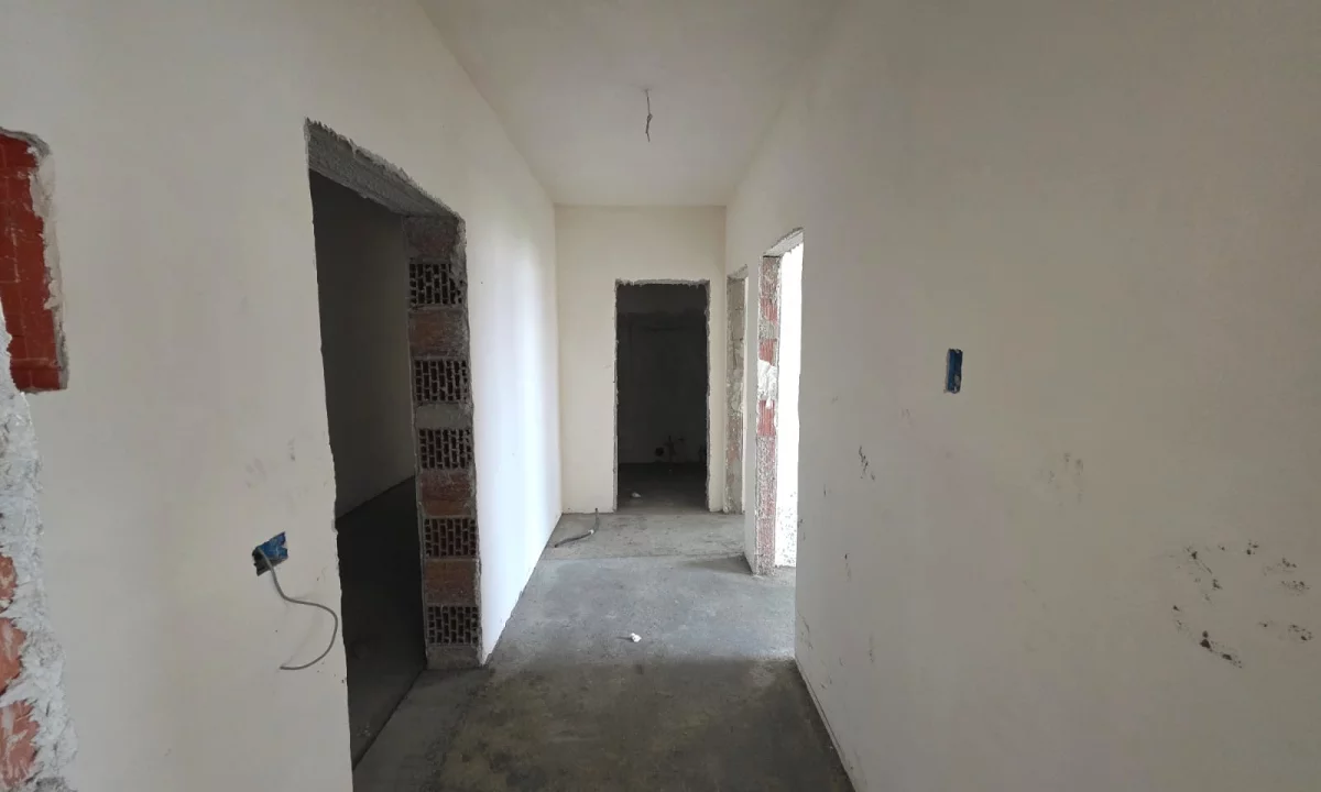 Shtepi ne shitje Apartament ne Tirane, 2+1, Mobilimi Bosh, pa mobiluar, Pagesa 90,000  Euro.