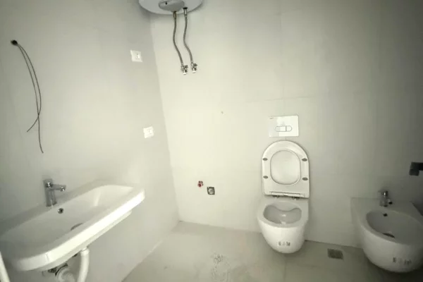 Shtepi me qera Apartament ne Tirane, 2+1, Mobilimi Pjeserisht e mobiluar, Pagesa 500  Euro.