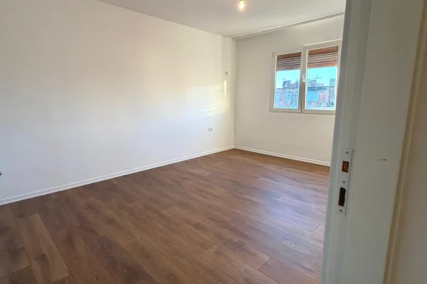 Shtepi ne shitje Apartament ne Tirane, 1+1, Mobilimi Bosh, pa mobiluar, Pagesa 95,000  Euro.