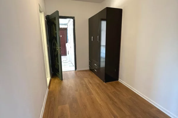 Shtepi ne shitje Apartament ne Tirane, 1+1, Mobilimi Bosh, pa mobiluar, Pagesa 95,000  Euro.