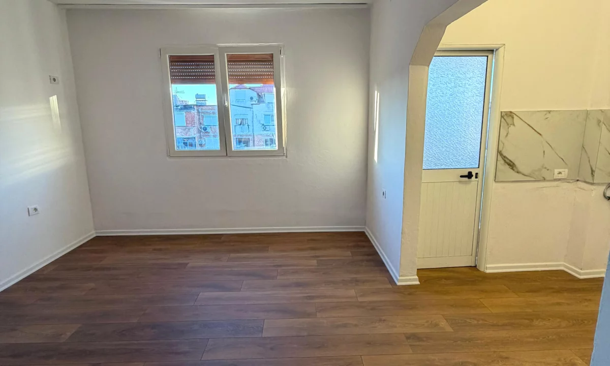 Shtepi ne shitje Apartament ne Tirane, 1+1, Mobilimi Bosh, pa mobiluar, Pagesa 95,000  Euro.