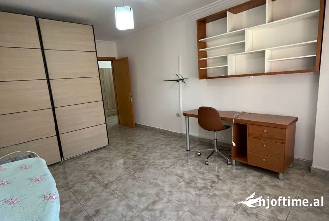 Shtepi me qera Apartament ne Tirane, 2+1, Mobilimi Pjeserisht e mobiluar, Pagesa 900  Euro.