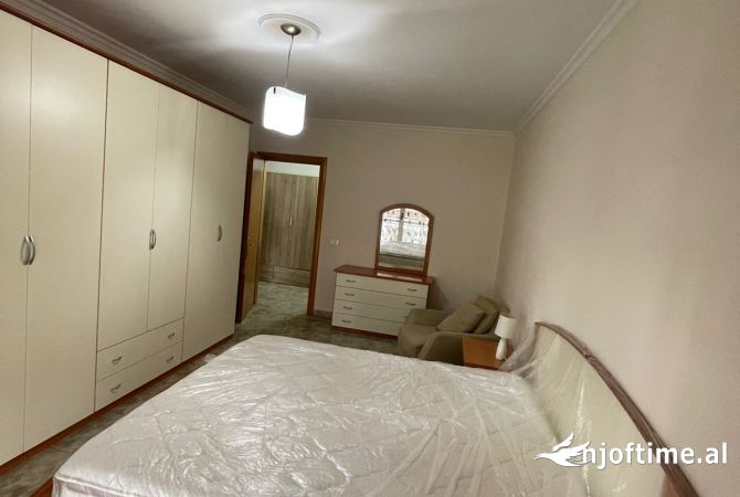 Shtepi me qera Apartament ne Tirane, 2+1, Mobilimi Pjeserisht e mobiluar, Pagesa 900  Euro.