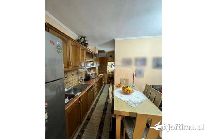 Shtepi ne shitje Apartament ne Tirane, 3+1, Mobilimi E mobiluar, Pagesa 165,000  Euro.