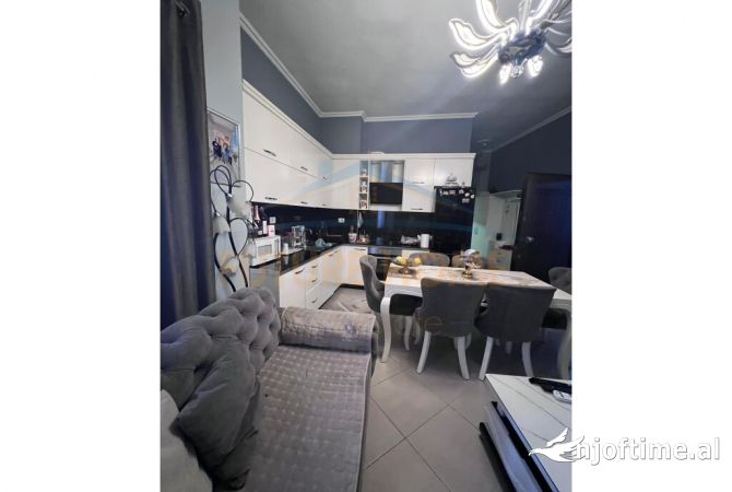 Shtepi ne shitje Apartament ne Tirane, 2+1, Mobilimi E mobiluar, Pagesa 145,000  Euro.