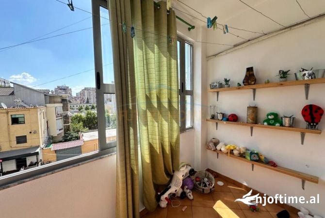 Shtepi ne shitje Apartament ne Tirane, 3+1, Mobilimi E mobiluar, Pagesa 220,000  Euro.