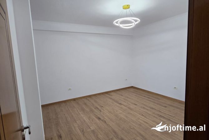 Shtepi ne shitje Apartament ne Tirane, 1+1, Mobilimi E mobiluar, Pagesa 90,000  Euro.