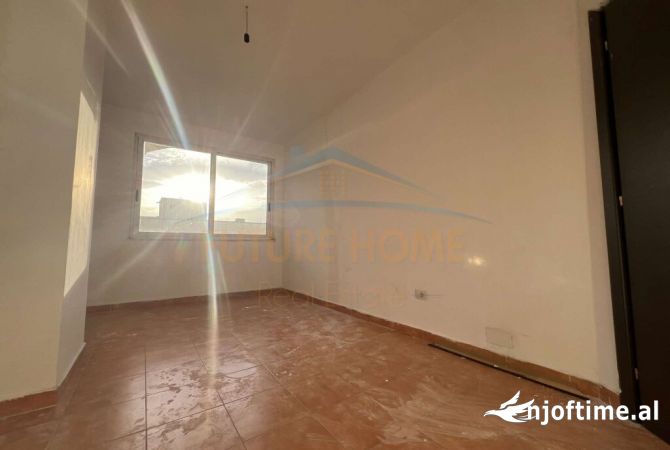 Shtepi ne shitje Apartament ne Tirane, 2+1, Mobilimi Bosh, pa mobiluar, Pagesa 112,500  Euro.
