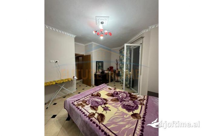 Shtepi ne shitje Apartament ne Tirane, 2+1, Mobilimi Pjeserisht e mobiluar, Pagesa 210,000  Euro.