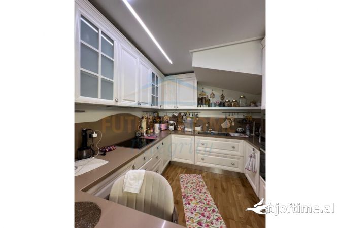 Shtepi ne shitje Duplex(shtepi me 2 kate) ne Tirane, 3+1, Mobilimi E mobiluar, Pagesa 370,000  Euro.