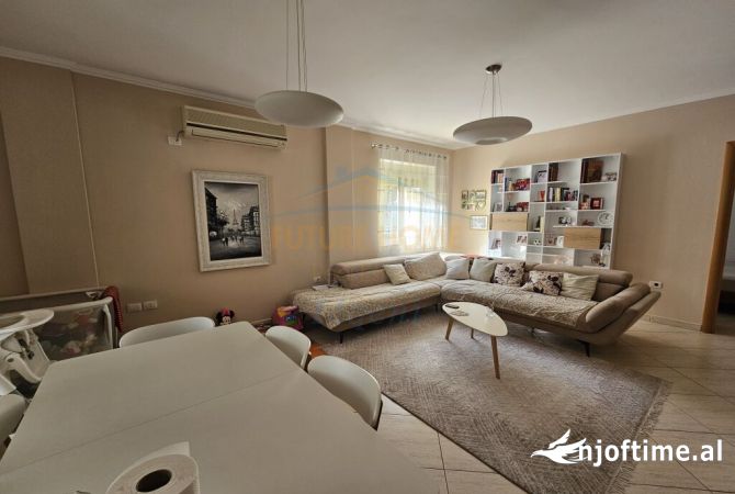Shtepi ne shitje Apartament ne Tirane, 2+1, Mobilimi E mobiluar, Pagesa 230,000  Euro.