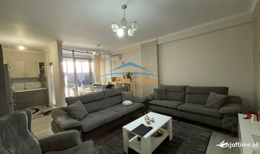 Shtepi ne shitje Apartament ne Tirane, 2+1, Mobilimi E mobiluar, Pagesa 137,000  Euro.