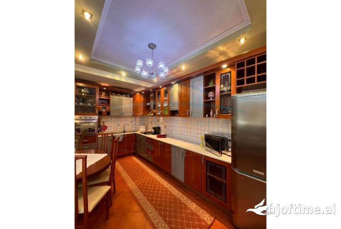 Shtepi me qera Apartament ne Tirane, 2+1, Mobilimi E mobiluar, Pagesa 700  Euro.