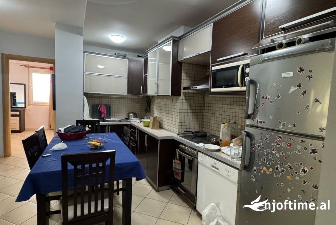 Shtepi ne shitje Apartament ne Tirane, 2+1, Mobilimi E mobiluar, Pagesa 125,000  Euro.