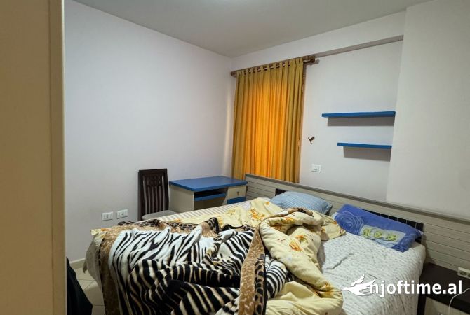 Shtepi ne shitje Apartament ne Tirane, 2+1, Mobilimi E mobiluar, Pagesa 125,000  Euro.