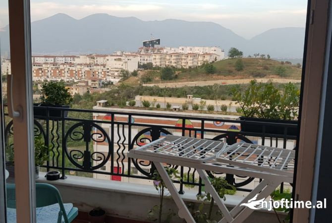 Shtepi me qera Apartament ne Tirane, 3+1, Mobilimi E mobiluar, Pagesa 1,200  Euro.