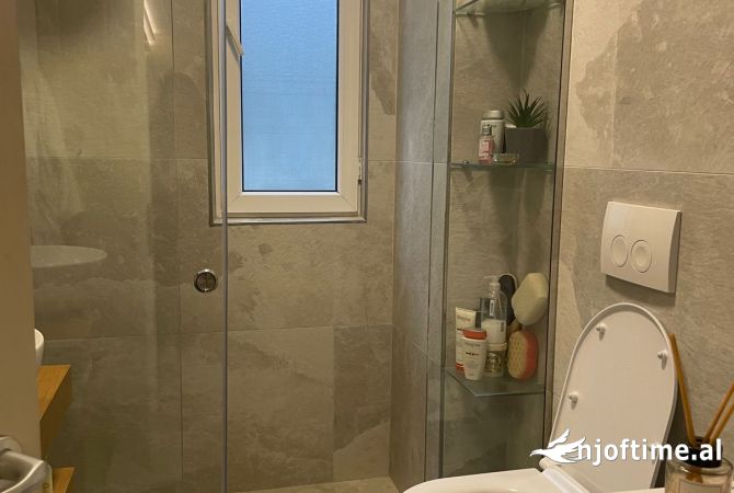 Shtepi ne shitje Apartament ne Tirane, 2+1, Mobilimi E mobiluar, Pagesa 237,000  Euro.