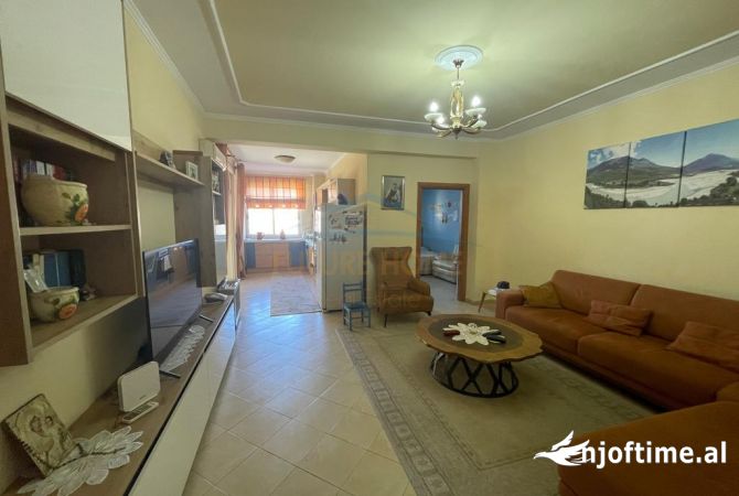 Shtepi ne shitje Apartament ne Tirane, 3+1, Mobilimi E mobiluar, Pagesa 185,000  Euro.
