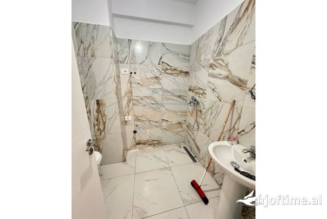 Shtepi ne shitje Apartament ne Tirane, 1+1, Mobilimi Pjeserisht e mobiluar, Pagesa 120,000  Euro.