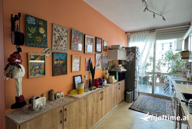 Shtepi ne shitje Apartament ne Tirane, 2+1, Mobilimi E mobiluar, Pagesa 250,000  Euro.