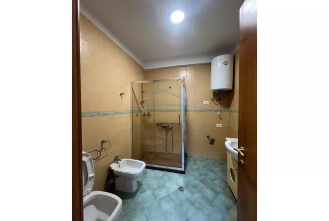 Shtepi ne shitje Apartament ne Tirane, 2+1, Mobilimi Bosh, pa mobiluar, Pagesa 175,000  Euro.
