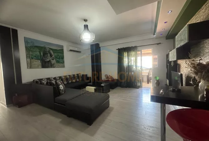 Shtepi ne shitje Apartament ne Tirane, 2+1, Mobilimi E mobiluar, Pagesa 186,000  Euro.