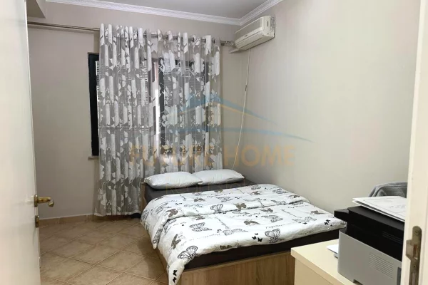 Shtepi ne shitje Apartament ne Tirane, 2+1, Mobilimi E mobiluar, Pagesa 250,000  Euro.