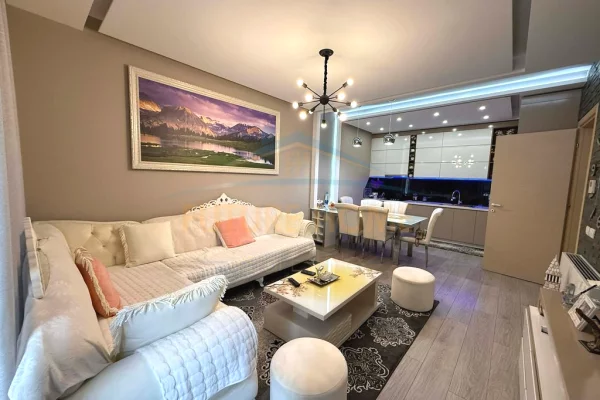 Appartamento in vendita a Tirana 2+1, Arredato