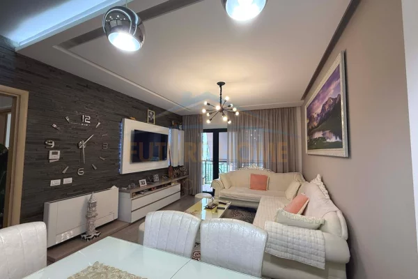 Appartamento in vendita a Tirana 2+1, Arredato