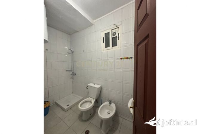 Shtepi ne shitje Apartament ne Tirane, 2+1, Mobilimi Bosh, pa mobiluar, Pagesa 140,000  Euro.
