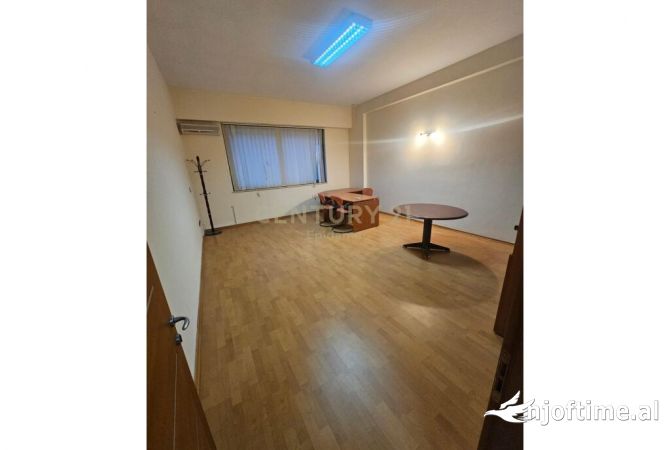 Ambiente Commerciale in Vendita 3+1 a Durazzo - 390,600 Euro