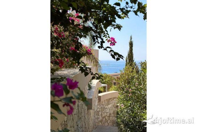 Shtepi ne shitje Vila Luksoze ne Vlore, 3+1, Mobilimi E mobiluar, Pagesa 2,500,000  Euro.