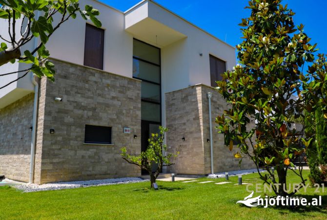 Shtepi ne shitje Vila Luksoze ne Durres, 4+1, Mobilimi E mobiluar, Pagesa 1,200,000  Euro.