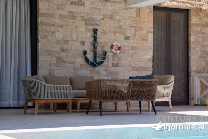 Shtepi ne shitje Vila Luksoze ne Durres, 4+1, Mobilimi E mobiluar, Pagesa 1,200,000  Euro.