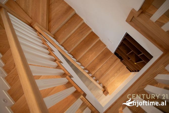 Shtepi ne shitje Vila Luksoze ne Durres, 4+1, Mobilimi E mobiluar, Pagesa 1,200,000  Euro.