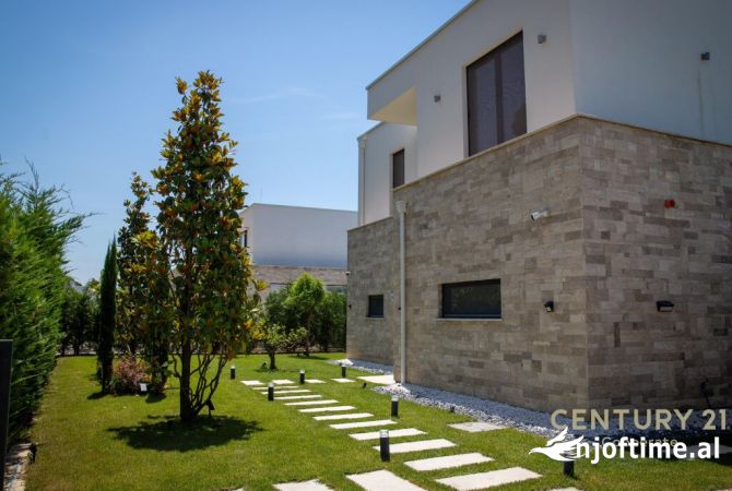 Shtepi ne shitje Vila Luksoze ne Durres, 4+1, Mobilimi E mobiluar, Pagesa 1,200,000  Euro.