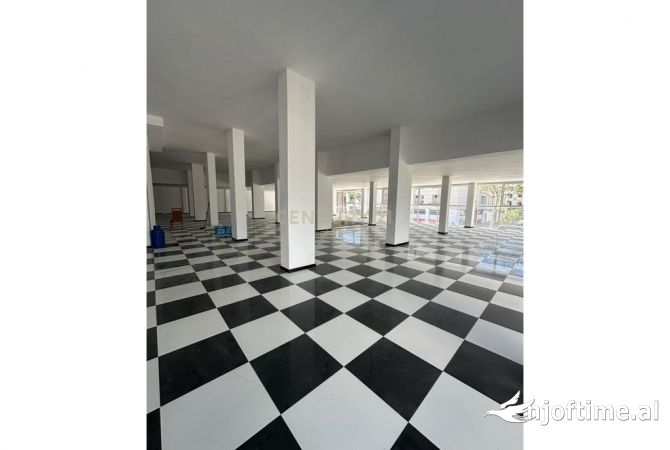 Ambient biznesi me qera 3+1 ne Durres - 6,810 Euro