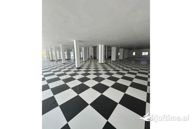 Ambient komercial per Qira ne rruge kryesore ne plazh Hekurudha !