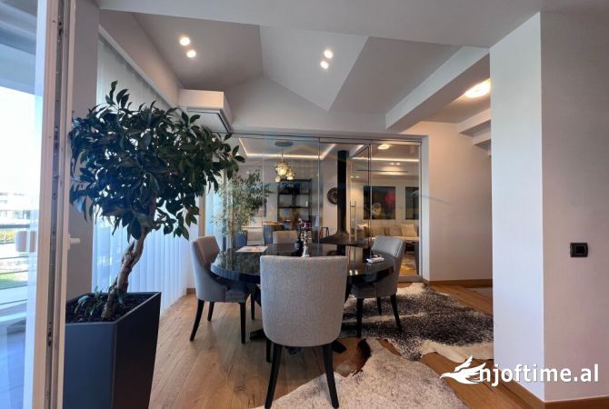 Shtepi ne shitje Vila Luksoze ne Tirane, 5+1, Mobilimi E mobiluar, Pagesa 1,099,000  Euro.